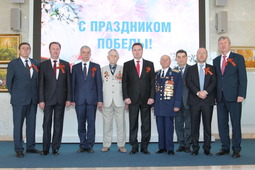 Руководство ООО «Газпром флот» с ветеранами войны М.М. Паняевым и Ю.С. Коломийцем