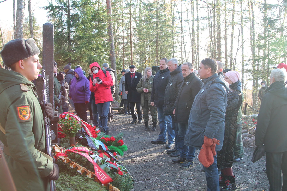 Работники Газпром флота минутой молчания почтили память погибших воинов