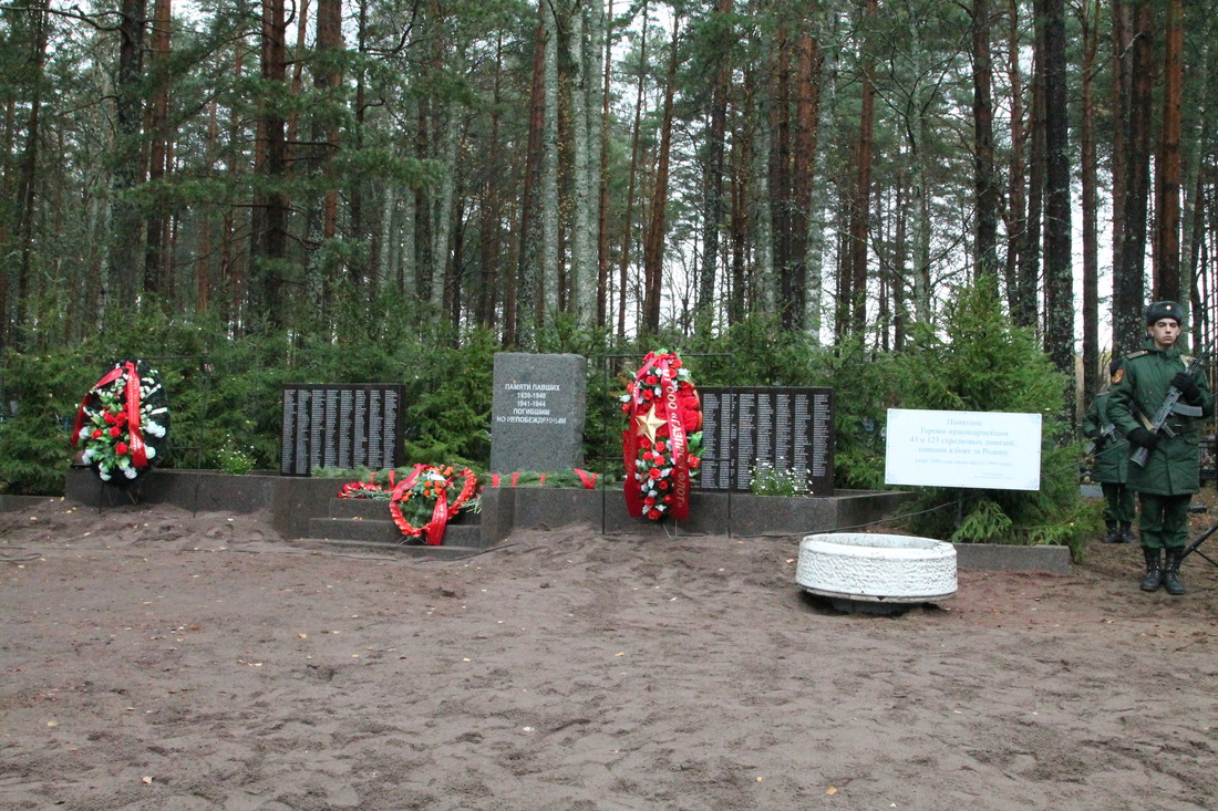 570 имён бойцов Красной армии высечено на стелах в пос. Подборовье