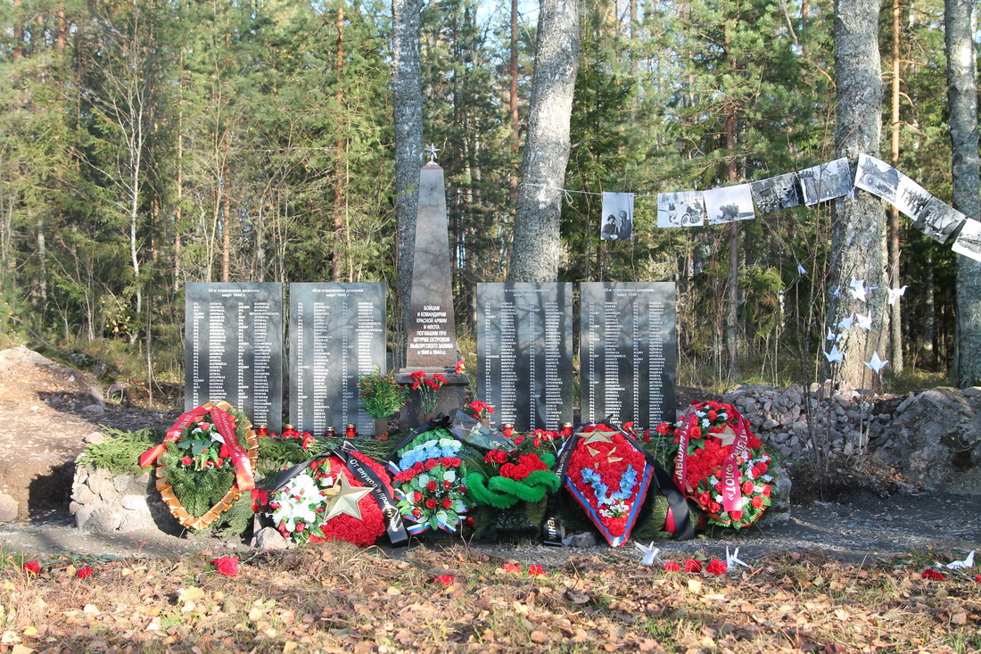 Имена 324 бойцов увековечены в мемориальном комплексе воинского захоронения на о. Клёст